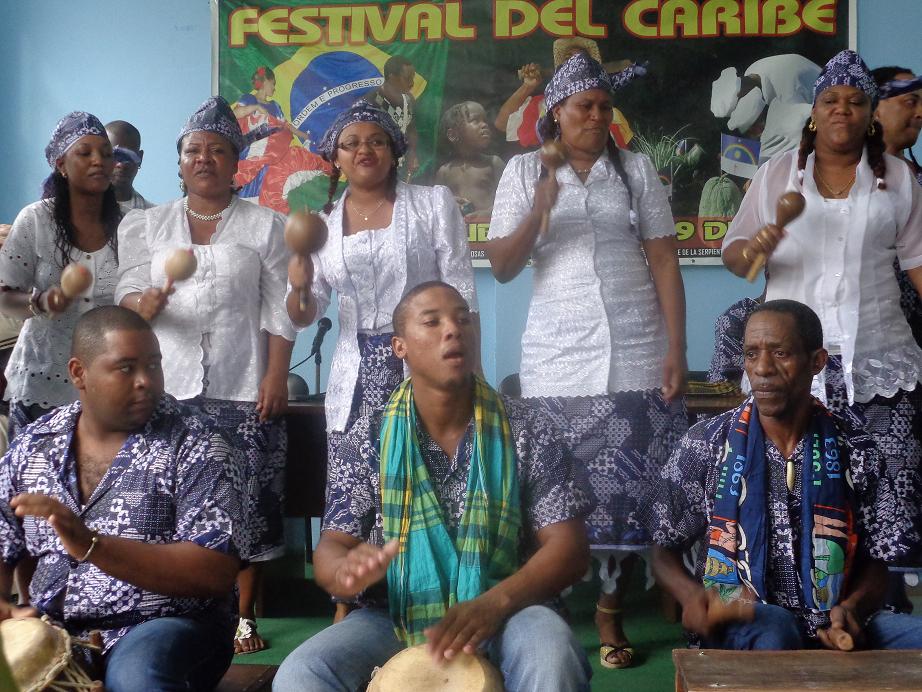 Las actuaciones de los grupos Okubua y Paremuro fueron antesala de lo que mostrará Suriname en este Festival.