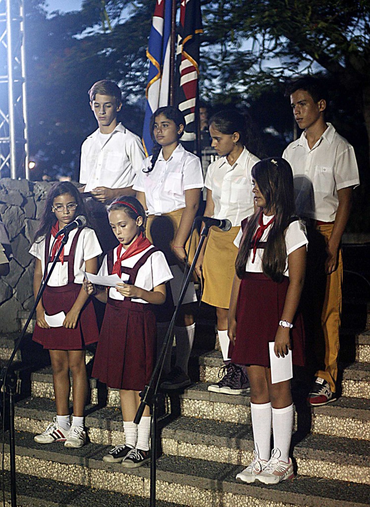 Estudiantes de primaria y secundaria evocaron a los mártires.