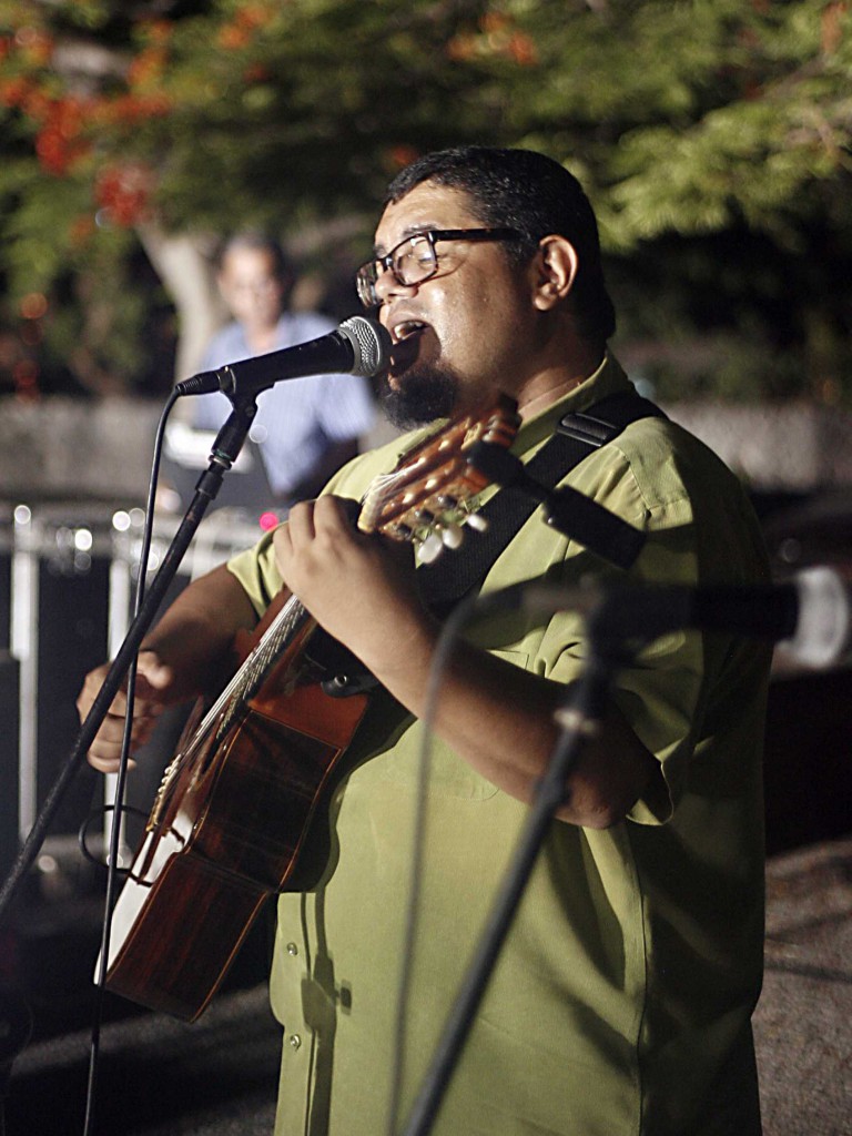 El cantautor Eduardo Sosa brindó su arte en esta solemne ocasión.