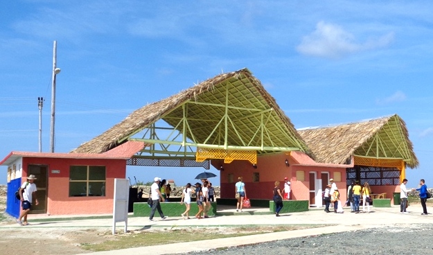 En Playa Corella fue edificado este   típico ranchón que acoge la pista de baile y un bar-cafetería.