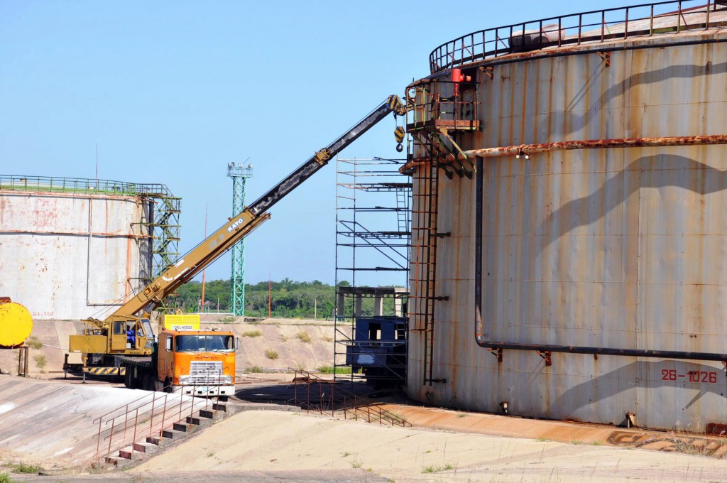 En uno de los tanques de 20 mil metros cúbicos de capacidad se elimina la oxidación en la parte exterior. | foto: Isel Morfa (Cuvenpetrol S.A.)