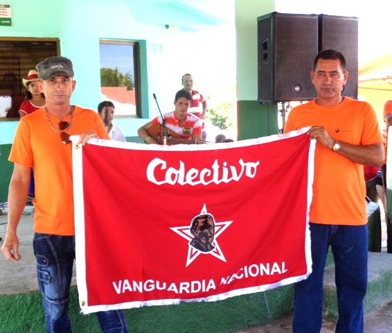 José, el secretario del sindicato (izquierda) y Jesús muestran la bandera acreditativa de la condición. Fotos: Jorge Pérez Cruz