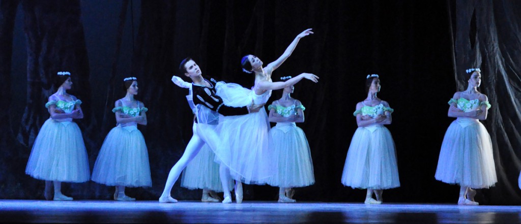 Los primeros bailarines Zhang Jian y Dani Hernández en Giselle. Foto: Yuris Nórido