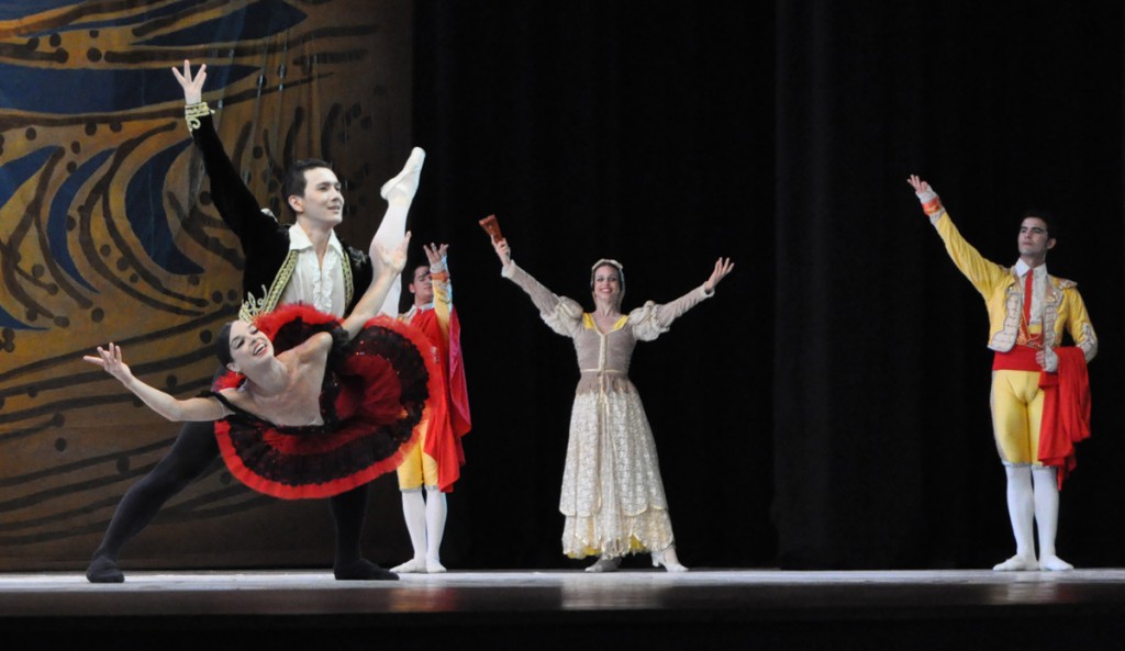 Los primeros bailarines Viengsay Valdés y Ma Xiaodong en Don Quijote. Foto: Yuris Nórido