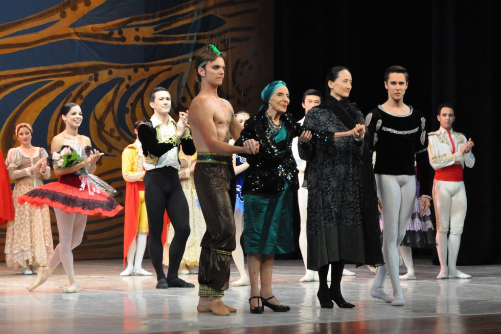 Alicia Alonso y la directora del Ballet Nacional de China saludan al público. Foto: Yuris Nórido