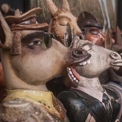 Durante la inauguración los presentes vieron una muestra del quehacer en la cerámica del artista