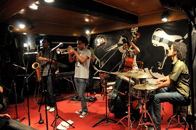 descarga de jazz en la zorra y el cuervo