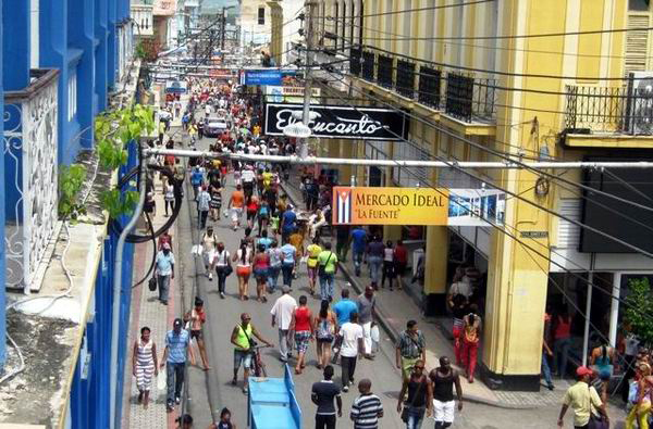 Enramadas, una de las más famosas calles santiagueras, se renueva abriendo espacios compartidos entre estatales y no estatales. Foto: Carlos Sanabia Marrero