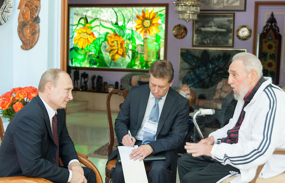 El líder histórico de la Revolución Cubana, Fidel Castro Ruz, recibió a las 11 y 30 de la mañana de este viernes al excelentísimo señor Vladímir Vladímirovich Putin, Presidente de la Federación de Rusia, quien realiza una visita oficial a Cuba. Fotos: Alex Castro