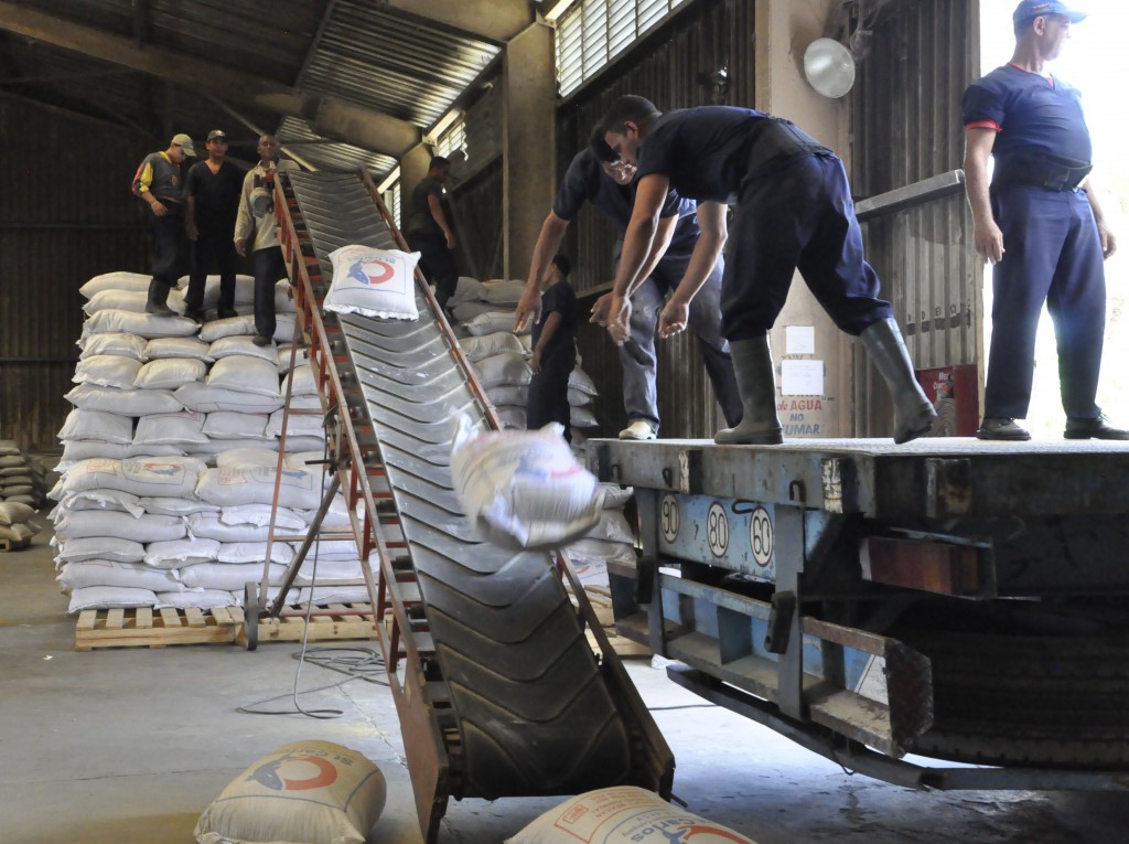 En cuanto llega la materia prima a la UEB Fábrica de Pienso Alisur todo comienza a moverse para reiniciar rápidamente las producciones|foto: Otilio Rivero Delgado