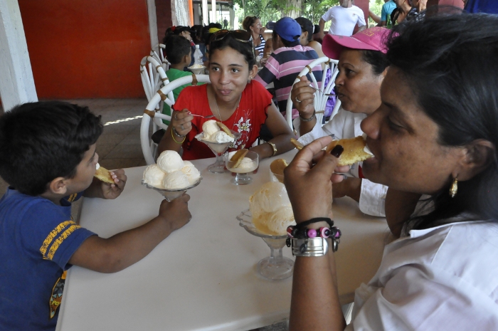 La heladería Coppelia, una de las viejas reclamaciones de los lugareños, fue una de las obras remozadas para la jornada. Foto: Otilio Rivero Delgado