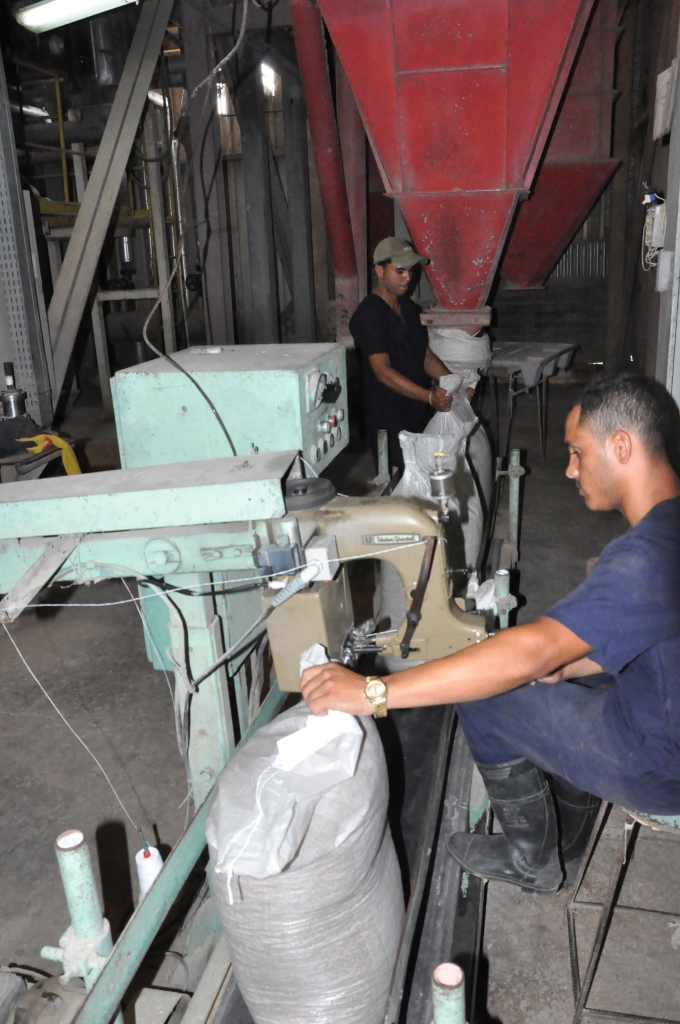 El bajo peso de los sacos es la única reclamación que les ha llegado sobre sus producciones, por lo que se convierte en una tarea pendiente para los técnicos y operadores|foto: Otilio Rivero Delgado