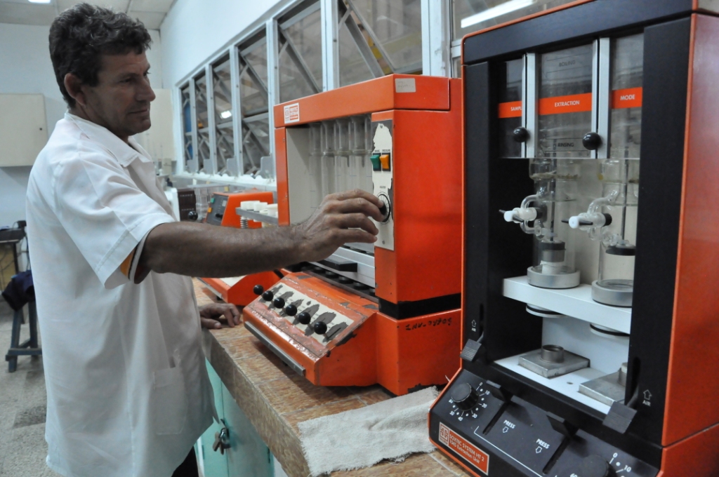 En el laboratorio, que se encuentra dentro de la fábrica, se realizan pruebas de granumetría, humedad, densidad para conocer la calidad del mismo y se almacena una muestra durante un mes en caso de alguna reclamación|foto: Otilio Rivero Delgado