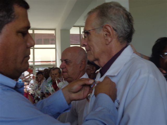 Julio Lima Corzo, primer secretario del PCC en Villa Clara impone la orden Lázaro Peña de III Grado al cirujano cardiovascular, doctor Álvaro Lagomasino. Fotos: Lourdes Rey Veitia