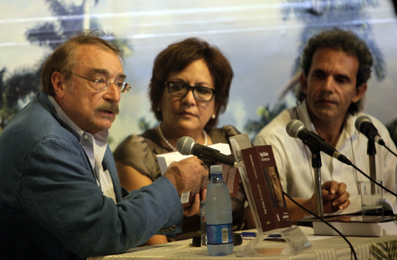 Ramonet, Arleen Rodríguez (moderadora) y el editor Jorge Fernández en la prensentacion del libro “Hugo Chávez. Mi primera vida”, de Ignacio Ramonet. Foto: Ismael Francisco / Cubadebate.