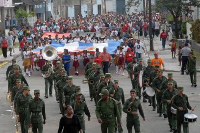 Marcha patriótica en Santiago de Cuba en homenaje a los mártires de la Revolución
