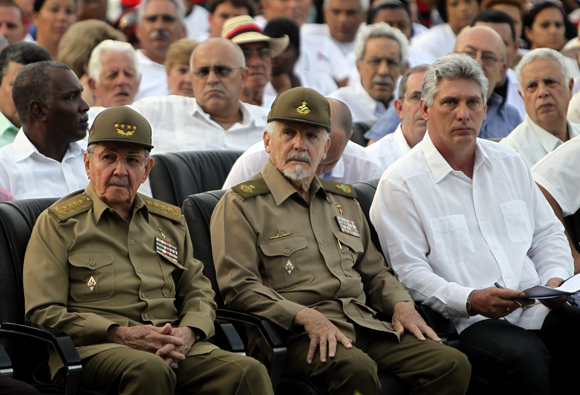 En la imagen, el General de Ejército Raúl Castro, el Comandante de la Revolución Ramiro Valdés y el Primer Vicepresidente, Miguel Díaz-Canel Bermúdez. Acto por el Día de al Rebeldia Nacional en la provincia de Artemisa, 26 de julio de 2014 Foto: Ladyrene Pérez/ Cubadebate