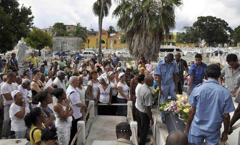 Imagen del entierro de Antonio Castañeda, en la Necrópolis de Colón, en la tarde de ayer 21 de julio de 2014.