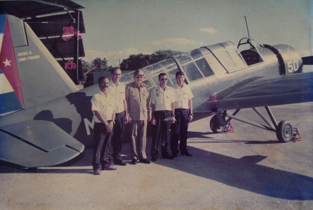 En el II Frente Oriental Frank País, Adolfo (el primero a la izquierda) junto al entonces Ministro de las FAR, General de Ejército Raúl Castro Ruz, y el colectivo que intervino en la construcción de las maquetas. Foto: Cortesía del entrevistado