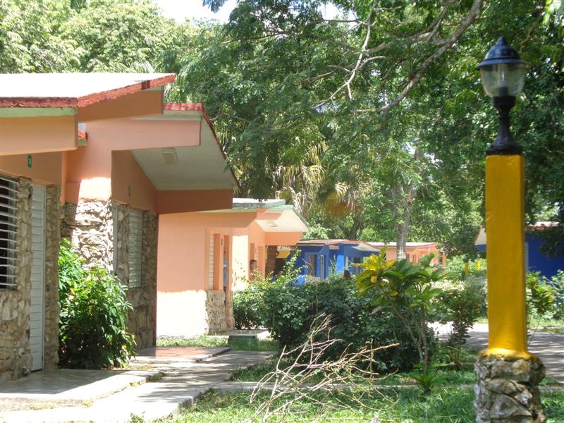 El mantenimiento de las habitaciones y la terminación de una cafetería confieren mayor calidad a los servicios.