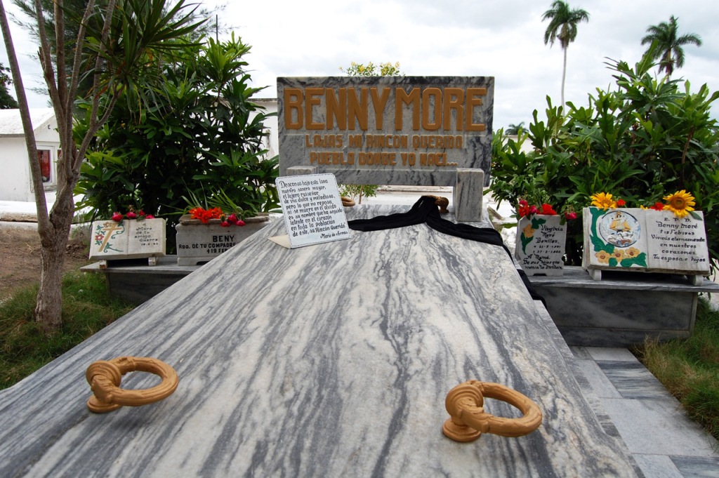 Grave with his mortal remains in the neighborhood where he was born and he loved. Settles from Santa Isabel de las Lajas go on a pilgrimage to his grave. Photo: Barreras Ferran.