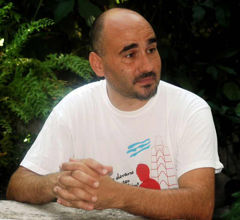 “Los medios manipulan el tema Cuba y el proceso de América Latina, les dan la vuelta, y solo sacan lo feo, nunca lo bonito y lo bueno”, indica David Rodríguez Fernández, presidente de la Asociación Valenciana de Amistad con Cuba José Martí. Foto: César A. Rodríguez