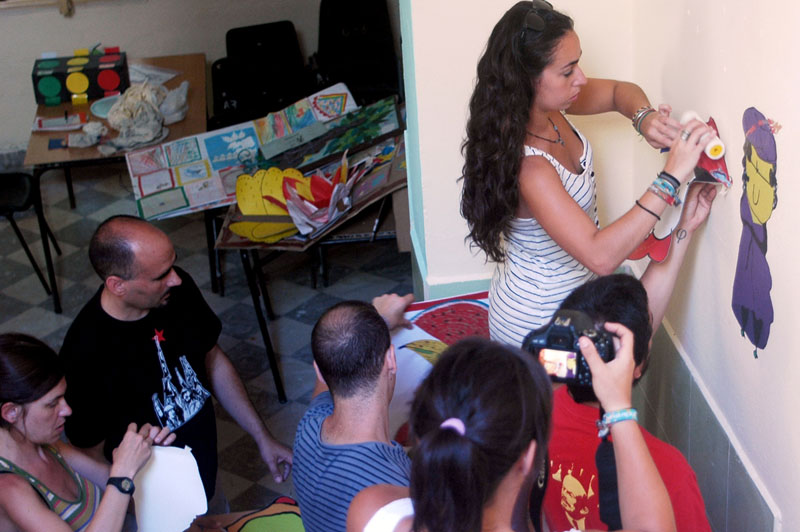Miembros de la brigada mientras montaban un mural como símbolo de los sentimientos de amistad y amor que los trajeron a Cuba. Fotos: César A. Rodríguez