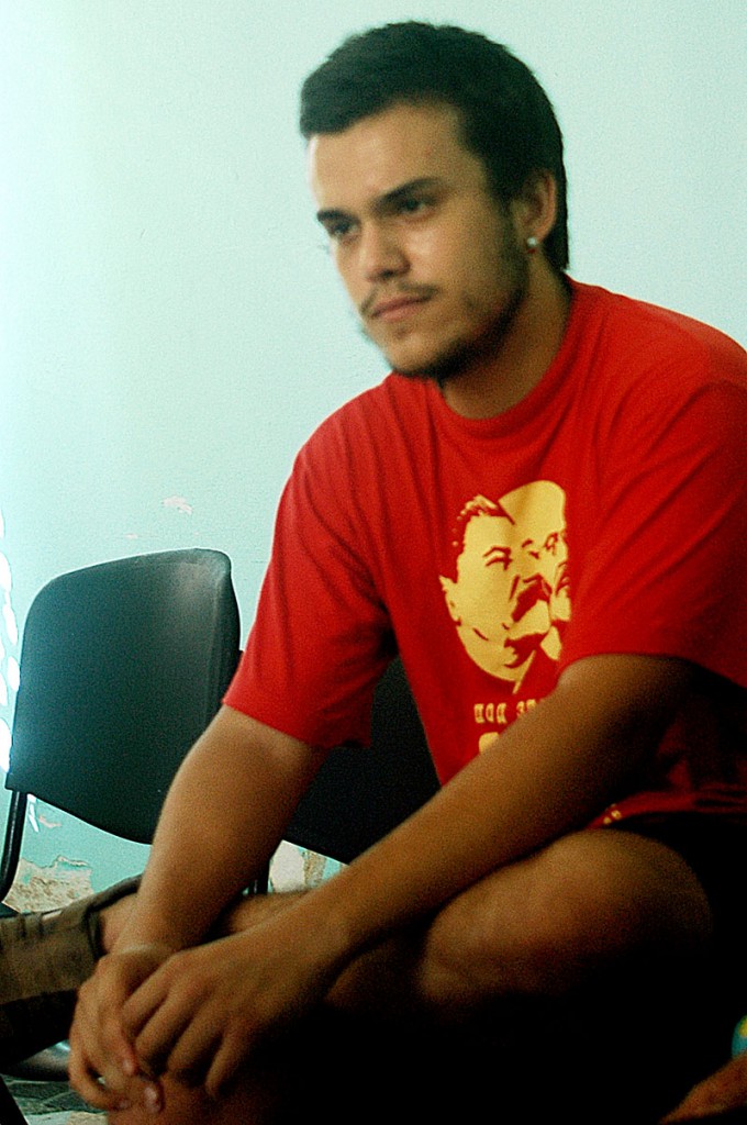 .”Llevaba mucho tiempo deseando venir a Cuba, por tratarse de un referente del socialismo actual y a nivel histórico”, afirma Manuel Lleonart, estudiante de Economía y coordinador de la brigada.