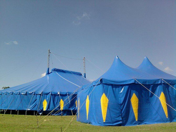 Ni el público, ni los artistas de la isla dejaron morir la tradición del circo ambulante y a esa necesidad responde la carpa Azul