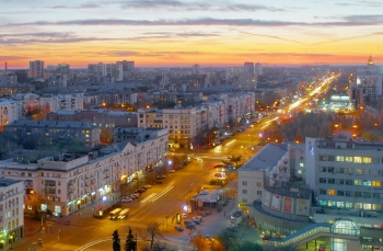 La ciudad es preciosa de noche, con sus grandes avenidas iluminadas