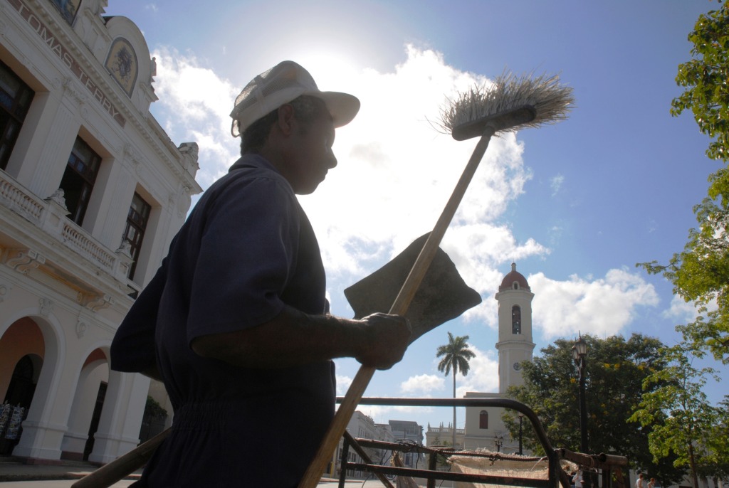 En plena calle, con ese sol que pretende hasta rajar las piedras, debe haber unos 40º de temperatura. Pero él no se detiene.