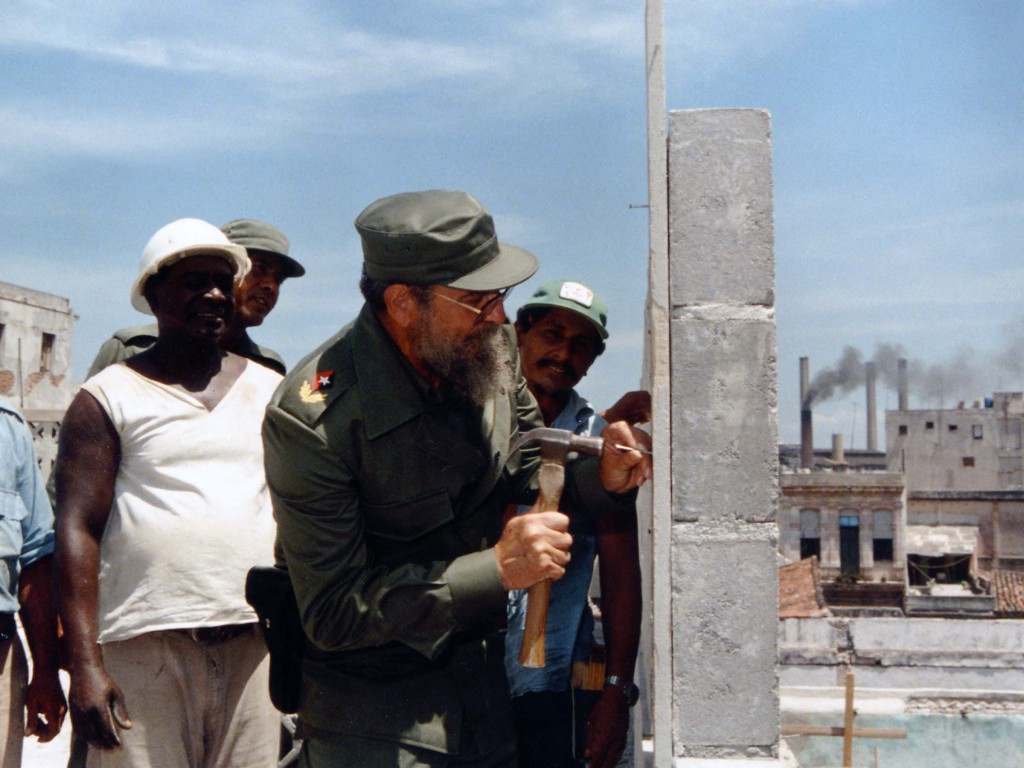 En la ampliación del Hospital Miguel Enríquez, 31 de agosto de 1987. Foto: Estudios Revolución 