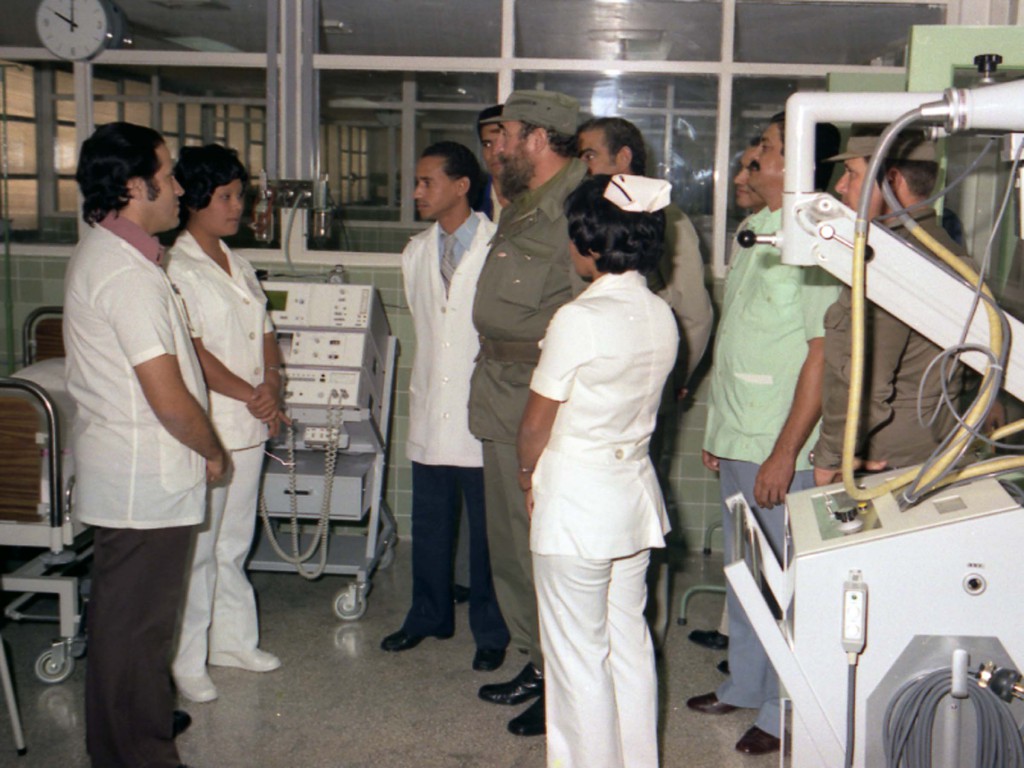 Recorrido por un centro médico. 9 de julio de 1977. Foto: Estudios Revolución 
