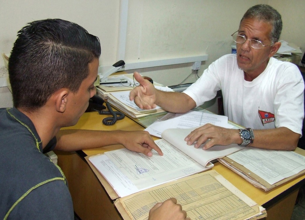 El trabajador puede revisar su expediente en cualquier momento. Foto: Heriberto González