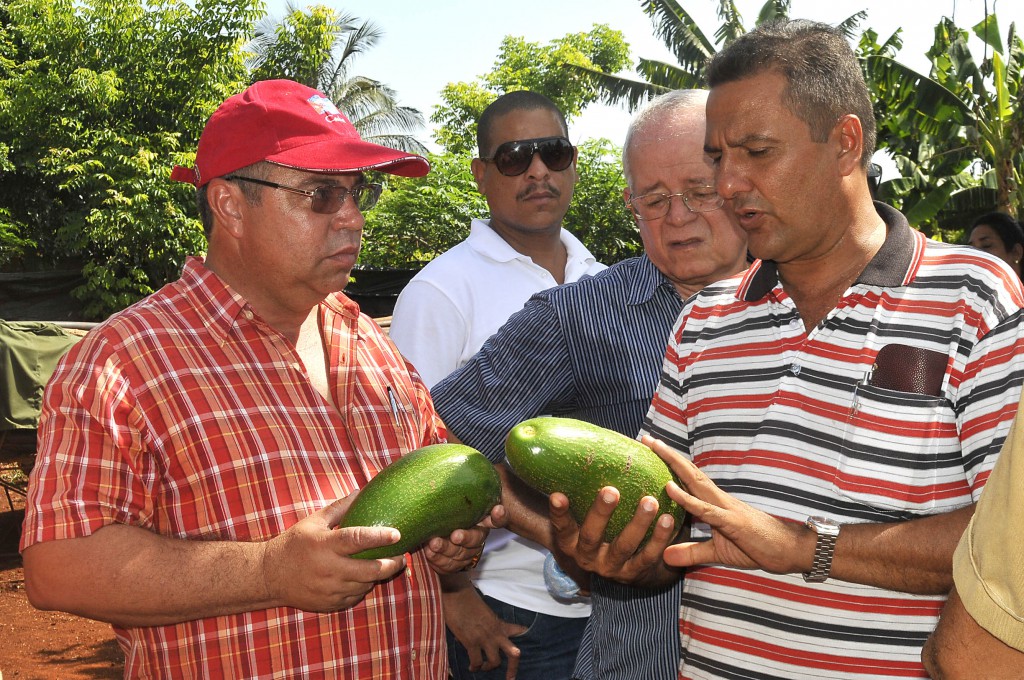 En la UBPC 30 de noviembre, Ulises Guilarte de Nacimiento (a la izquierda) instó a promover la eficiencia a partir de los mecanismos establecidos como la vinculación del hombre al área y el pago por los resultados finales de la producción. Foto: José Raúl Rodríguez Robleda.