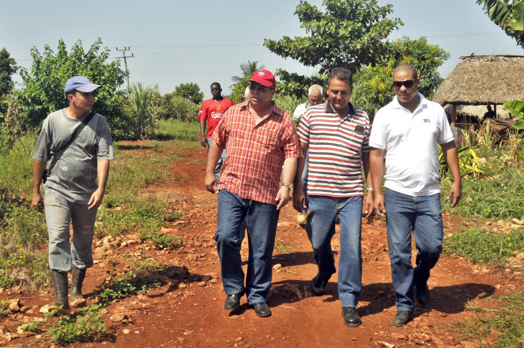 Ulises Guilarte De Nacimiento dialoga con trabajadores de la UPBC 30 de Noviembre. Foto: José Raúl Rodríguez Robleda
