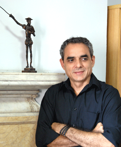 Ernesto Sierra es un laureado intelectual, inmerso ahora en la terminación de dos poemarios. Fue director de Ediciones Cubarte (2008-2013); de Literatura del Instituto Cubano del Libro (2002- 2004); de la biblioteca de la Casa de las Américas (1994-2002), entre otros muchos cargos, amén de su producción literaria y ensayística, desde la década de los 90. Retornó al CHAC en el cual se desempeñó como especialista literario entre los años 2004 y 2008, período en el que también fue editor de la revista La Jiribilla. Ejerció como Instructor no graduado en Latín, en la Universidad de La Habana (1986-1991). Domina los idiomas inglés, francés y portugués. Mereció el premio Pinos Nuevos (1996), con su libro La doble aventura de Adán Buenosayres (ensayo). Ha publicado varios ensayos y cuentos, y sus poemas aparecen en numerosas antologías. Artículos suyos se encuentran en periódicos y revistas cubanos y extranjeros. Ha dictado cursos y conferencias en Latinoamérica, Europa y los Estados Unidos. Es miembro de la Unión de Escritores y Artistas de Cuba, de la Unión de Periodistas de Cuba, de la Asociación Internacional de Hispanistas y de la Asociación Canadiense de Hispanistas. Foto: Danislady Mazorra Ruiz