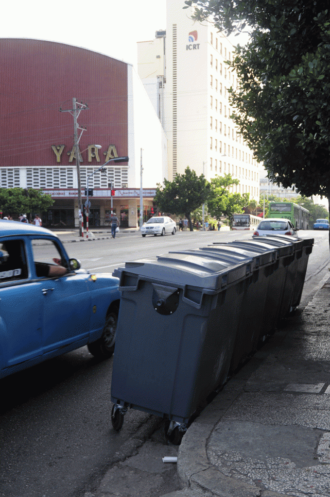 ¡Cinco contenedores de basura en pleno 23!... Y a pocos metros de la intersección con la calle L. Foto: Roberto Carlos Medina