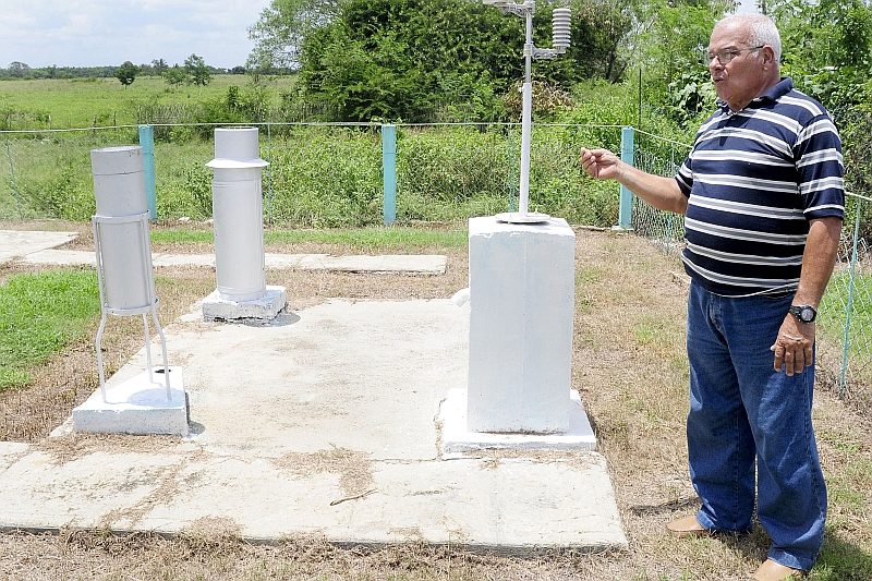 “El polígono cuenta con una derivadora, dos canales y una estación hidrometeorológica, donde se pueden medir todas las variables del ciclo hidrológico para realizar balances hídricos correctos”, comentó Eloy Alonso, especialista principal del grupo empresarial de Aprovechamiento Hidráulico del INRH. Fotos: Roberto Carlos Medina.