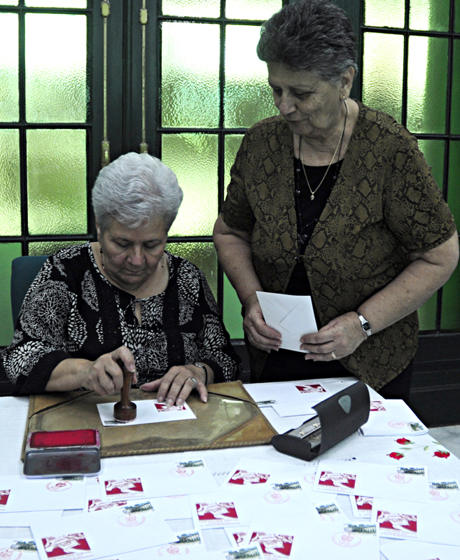 Gladys María Bejerano Portela, contralora general de la República cancela sello postal por el 5to aniversario de la creación de la Contraloría General de la República. Fotos: Roberto Carlos Medina.