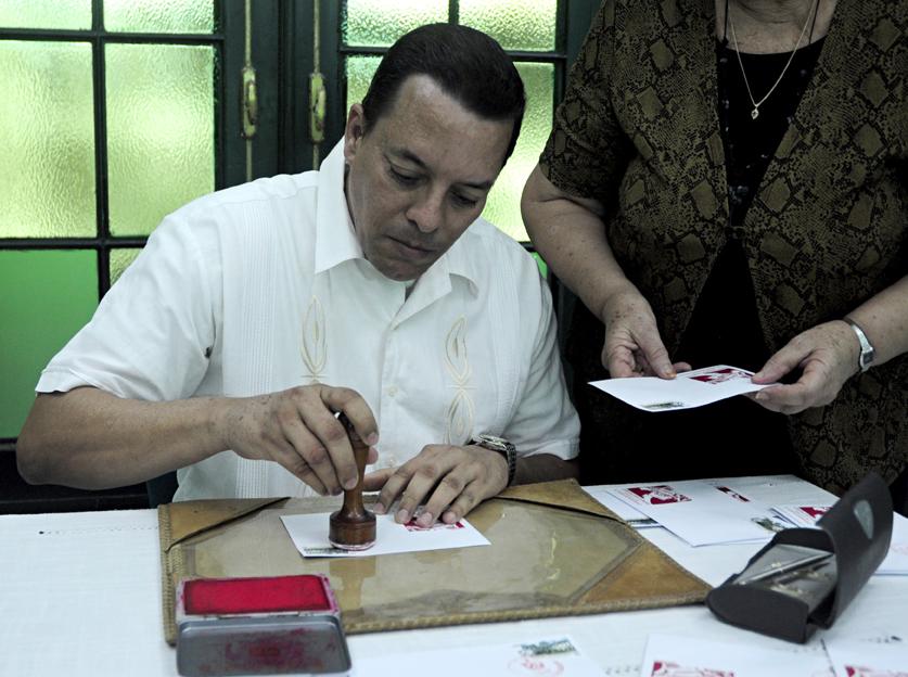 Manuel Suárez Montes de Oca, vicetitular del Ministerio de Comunicaciones, cancela sello postal por el 5to aniversario de la creación de la Contraloría General de la República. 