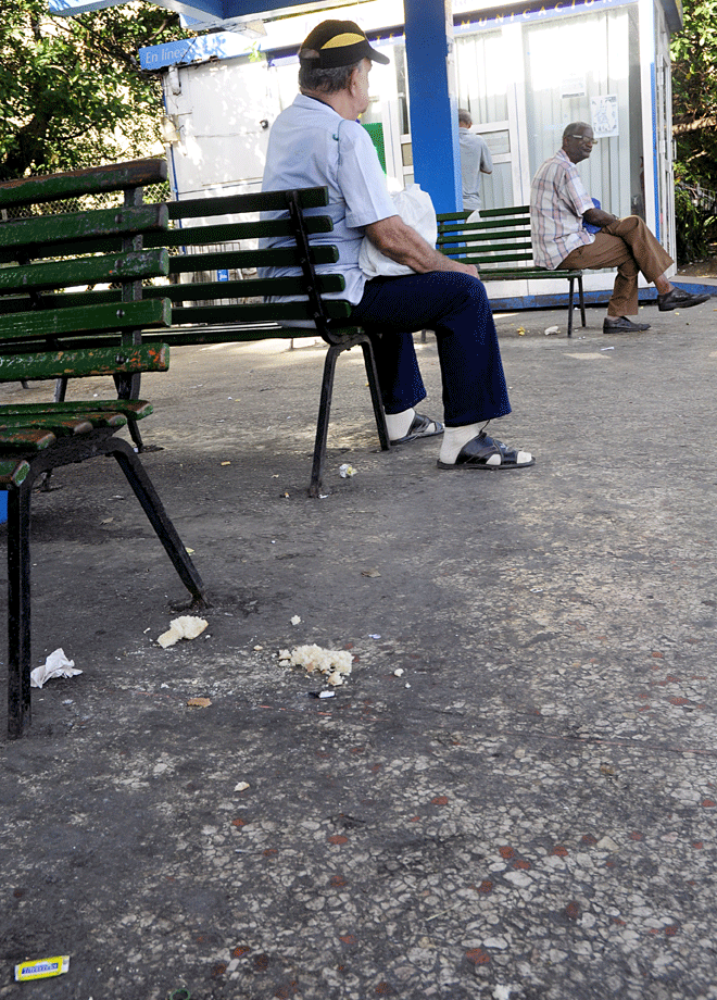 Es de lamentar que el contraste en la imagen no permita observar a plenitud la suciedad en el piso de la parada de la acera de enfrente de Coppelia. ¿Cuánto tiempo sin limpiar el lugar? Foto: Roberto Carlos Medina