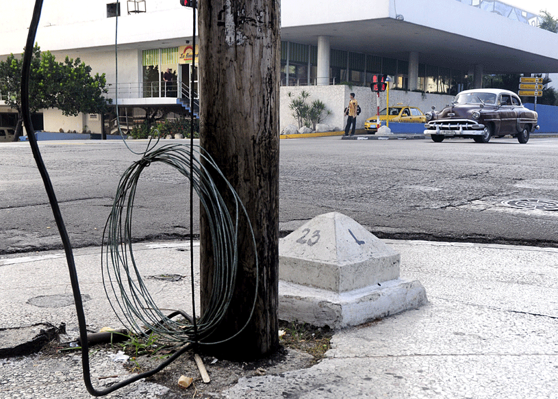 Observe la famosísima esquina de L y 23 y el peligro por los cables eléctricos sueltos. A pocos metros se hace la cola para entrar a la heladería Coppelia, la más ¿emblemática? de Cuba. Foto: Roberto Carlos Medina