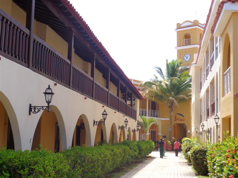 Una perfecta imitación de la arquitectura trinitaria distingue al Hotel Brisas Trinidad del Mar.