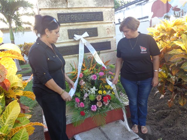 Una ofrenda floral a nombre de la clase obrera cubana fue colocada junto al busto de Alfredo López en Sagua la Grande