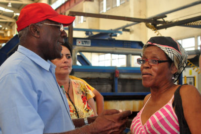 Recorre Salvador Valdés centros laborales de Villa Clara