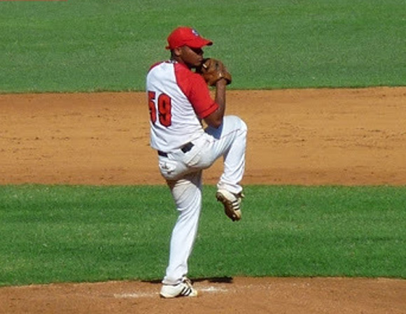 Edialbert Valentín, una de las figuras claves en el fuerte pitcheo santiaguero en esta justa.