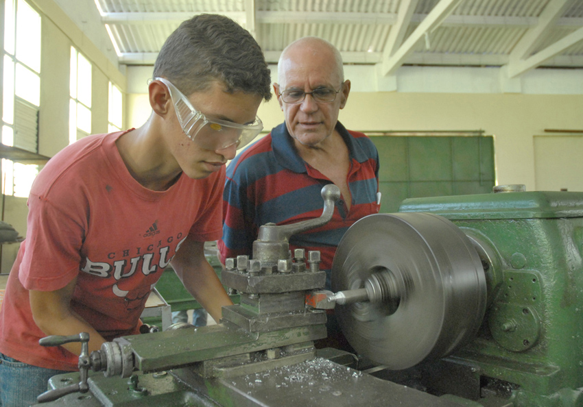 Alcanzar las habilidades prácticas necesarias, un propósito de la Enseñanza Técnica y Profesional. Foto: Agustín Borrego