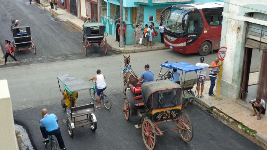 En Cristina y Ayón, donde está prohibido recoger pasaje, abundan los tradicionales que cobran 20 pesos.