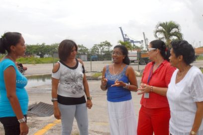 Mujeres en el puerto de La Habana